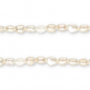 TQ Freshwater pearls nugget round 6-7x5mm Natural White