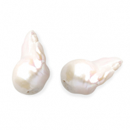 TQ Freshwater pearls irregular drop Natural White