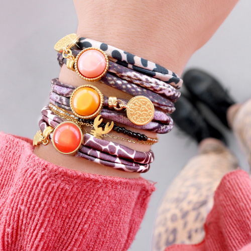 DIY bracelets made of stitched elastic ribbon