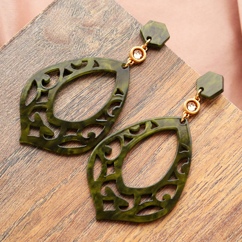 Create fantastic eye-catchers with resin pendants