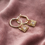 These trendy jewellery can be made with the latest zirconia lock charms: 