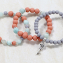 This is how you make fantastic bracelets with acrylic beads: