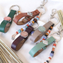 Endless variations with Cuoio keychains